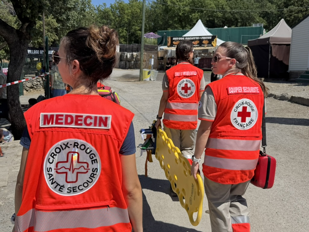 Médecin de notre équipe aux côtés de secouristes